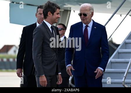 Paris, Frankreich. Juni 2024. US-Präsident Joe Biden (R) wird von Frankreichs Premierminister Gabriel Attal bei seiner Ankunft am Flughafen Paris Orly in der Nähe von Paris am Mittwoch, den 5. Juni 2024, auf einer Reise zum 80. Jahrestag des D-Day begrüßt. Foto: Ambassade US France/UPI Credit: UPI/Alamy Live News Stockfoto