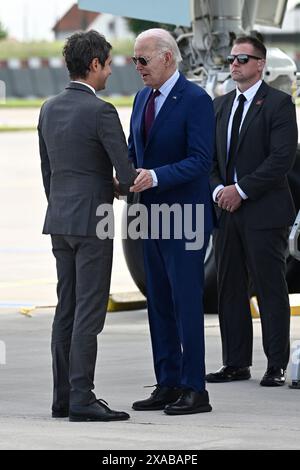 Paris, Frankreich. Juni 2024. US-Präsident Joe Biden (C) wird von Frankreichs Premierminister Gabriel Attal bei seiner Ankunft am Flughafen Paris Orly in der Nähe von Paris am Mittwoch, den 5. Juni 2024, auf einer Reise zum 80. Jahrestag des D-Day begrüßt. Foto: Ambassade US France/UPI Credit: UPI/Alamy Live News Stockfoto