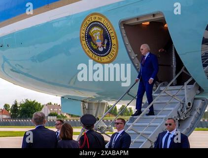 Paris, Frankreich. Juni 2024. Präsident Joe Biden (R) bei der Ankunft am Flughafen Paris Orly in der Nähe von Paris, am Mittwoch, 5. Juni 2024, während er reist, um den 80. Jahrestag des D-Day zu feiern. Foto: Ambassade US France/UPI. Quelle: UPI/Alamy Live News Stockfoto