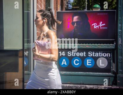 Frau geht am Freitag, den 24. Mai 2024, an der Eighth Avenue in Chelsea in New York vorbei, wo die Sonnenbrille Ray-Ban Reverse mit Lenny Kravitz zu sehen ist. (© Richard B. Levine) Stockfoto