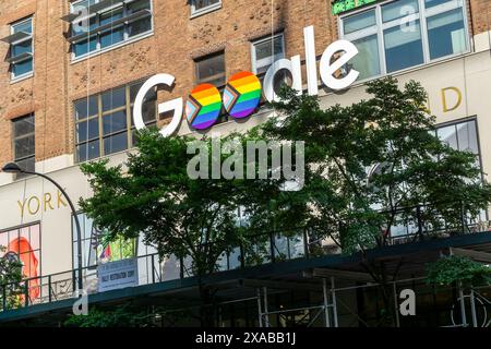 Die „Doppel-O's“ des Google-Logos auf ihrem Gebäude in der 111 Eighth Avenue in New York sind in den Regenbogenfarben der Progress-Stolz-Flagge zu Ehren des Gay Pride Day verziert, der am Sonntag, den 26. Mai 2024, vor Juni, zu sehen war. Homosexueller Stolz Monat. (© Richard B. Levine) Stockfoto