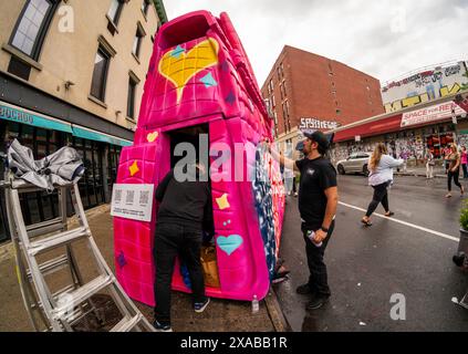 Künstler WEGO malen die riesige Hermés Birkin Tascheninstallation am Montag, 27. Mai 2024 in Soho in New York. Die riesige Tasche ist eine Installation des Künstlers Tom Sachs, der als Teil seiner Kunst Konsumgüter umnutzt oder neue Versionen von ihnen herstellt. (© Richard B. Levine) Stockfoto