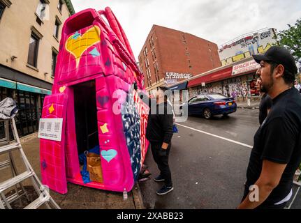 Künstler WEGO malen die riesige Hermés Birkin Tascheninstallation am Montag, 27. Mai 2024 in Soho in New York. Die riesige Tasche ist eine Installation des Künstlers Tom Sachs, der als Teil seiner Kunst Konsumgüter umnutzt oder neue Versionen von ihnen herstellt. (© Richard B. Levine) Stockfoto