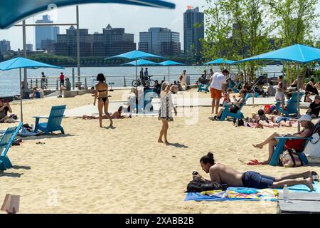 Am Sonntag, den 26. Mai 2024, findet am Strand der Gansevoort Peninsula im Hudson River Park in New York das Memorial Day-Wochenende statt. Warmes Wetter und Sonne übernahmen die ersten zwei Tage, während der Montag am Memorial Day bewölkt und regnerisch sein wird. (© Richard B. Levine) Stockfoto