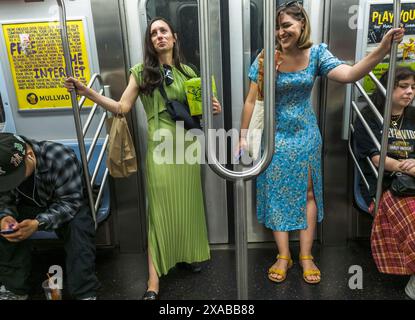 Wochenendfahrt in der U-Bahn in New York am Sonntag, 26. Mai 2024. (© Richard B. Levine) Stockfoto