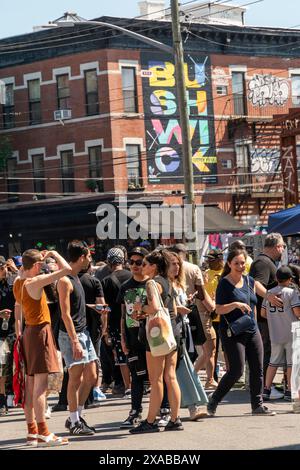 Tausende strömen in das Stadtviertel Bushwick in Brooklyn, New York, für die jährliche Bushwick Collective Block Party am Samstag, den 1. Juni 2024. Die jährliche Party zieht Menschen aus der ganzen Stadt an, um Musik zu hören und die zahlreichen Wandgemälde zu sehen. (© Richard B. Levine) Stockfoto