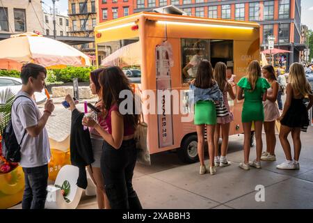 Gen Z’ers strömen am Freitag, den 31. Mai 2024, zur Markenaktivierung des Ouai X Tower 28 im Meatpacking District in New York. Die Firma verteilte Eis, um ihre Lippengelee-Linie zu bewerben. (© Richard B. Levine) Stockfoto