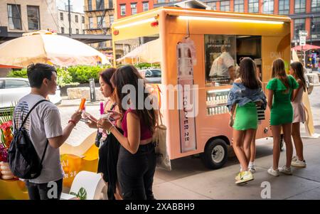 Gen Z’ers strömen am Freitag, den 31. Mai 2024, zur Markenaktivierung des Ouai X Tower 28 im Meatpacking District in New York. Die Firma verteilte Eis, um ihre Lippengelee-Linie zu bewerben. (© Richard B. Levine) Stockfoto