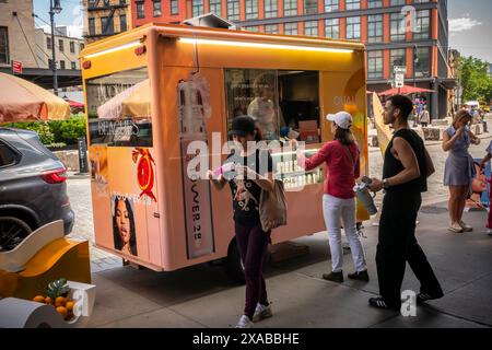 Gen Z’ers strömen am Freitag, den 31. Mai 2024, zur Markenaktivierung des Ouai X Tower 28 im Meatpacking District in New York. Die Firma verteilte Eis, um ihre Lippengelee-Linie zu bewerben. (© Richard B. Levine) Stockfoto