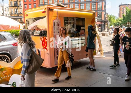 Gen Z’ers strömen am Freitag, den 31. Mai 2024, zur Markenaktivierung des Ouai X Tower 28 im Meatpacking District in New York. Die Firma verteilte Eis, um ihre Lippengelee-Linie zu bewerben. (© Richard B. Levine) Stockfoto