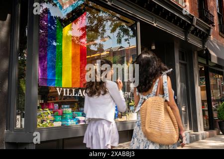 Das Fenster des Village Apothecary in der Bleecker Street in Greenwich Village in New York zeigt die Progress Pride Flag für ihre Unterstützung von Gay Pride, die am Dienstag, den 4. Juni 2024, zu sehen ist. (© Richard B. Levine) Stockfoto