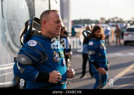 3. Juni 2024 - Cape Canaveral, Florida, USA - beim ersten Startversuch des NASA-Flugtests für die Boeing Crew verabschiedet sich NASA-Astronaut Butch Wilmore von Freunden und Familie, als er am Montag das Neil A. Armstrong Operations and Checkout Building im Kennedy Space Center der NASA in Florida verlässt. Als Teil des Commercial Crew Program der Agentur wurde der erste bemannte Start zur Internationalen Raumstation an Bord der Boeing Starliner Raumsonde auf einer Atlas V-Rakete der United Launch Alliance vom Space Launch Complex-41 auf der nahe gelegenen Cape Canaveral Space Force Station für 22:34 Uhr ET angegriffen Stockfoto