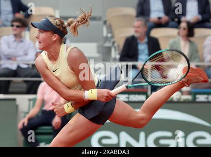 Paris, Frankreich. Juni 2024. Mirra Andreeva spielt gegen Aryna Sabalenka von Weißrussland während ihres Viertelfinalspiels bei den French Tennis Open in Roland Garros in Paris, Frankreich, am Mittwoch, den 5. Juni 2024. Andreeva gewann mit 6:7, 6:4, 6:4. Foto: Maya Vidon-White/UPI Credit: UPI/Alamy Live News Stockfoto