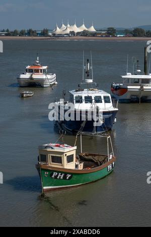 Minehead, Somerset, Großbritannien, mit Blick auf den Hafen, mit Butlins Holiday Resort am Horizont (weiße „Zelte“) Stockfoto