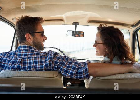 Zurück, Paare und Autofahren für Reisen, Roadtrips und Ziele mit einem Lächeln. Fahrzeug, Transport und verheiratete Menschen mit Glück für Stockfoto
