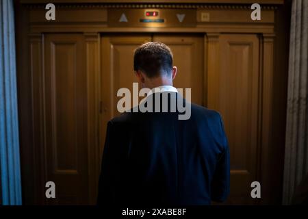 Washington, USA. Juni 2024. Senator Tom Cotton (R-AR) wartet am Mittwoch, den 5. Juni, auf einen Aufzug im US Capitol in Washington, DC, 2024. (Graeme Sloan/SIPA USA) Credit: SIPA USA/Alamy Live News Stockfoto