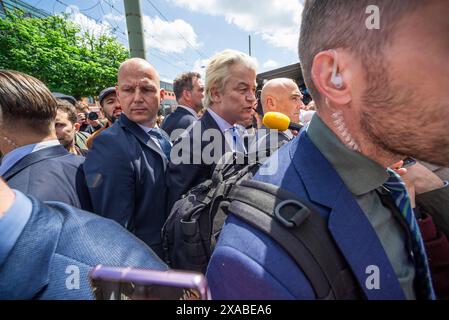 Der niederländische rechtsextreme Politiker Gert Welders, umgeben von seinen Leibwächtern, gibt ein Presseinterview während einer Pressechance des Haagse Marktes. Eine Pressepresse und ein öffentlicher Rausch, als Gert Welders einen Tag vor den Europawahlen eine Pressechance des Haagse Marktes in den Haag hielt. Er gab Presseinterviews und zahlreiche Selfies mit Mitgliedern der Öffentlichkeit. Gert Wilders ist ein Politiker, der die rechtsextreme niederländische Partei (PVV) anführte und 2006 von ihm gegründet wurde. Gegen den Islam war Wilders bei den Wahlen im letzten Jahr an der Spitze der Umfragen und schloss ein Abkommen mit drei anderen Parteiführern. Er r Stockfoto