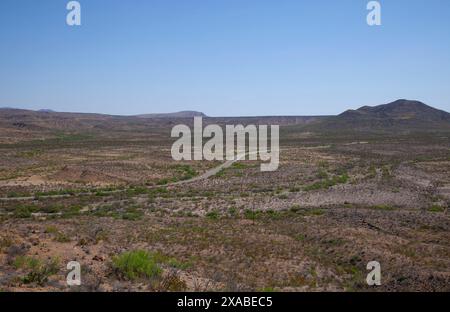 Die legendären Chisos Mountain Ranges bieten atemberaubende Ausblicke und raue Abenteuer im Big Bend National Park. Stockfoto