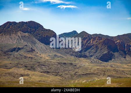 Die legendären Chisos Mountain Ranges bieten atemberaubende Ausblicke und raue Abenteuer im Big Bend National Park. Stockfoto