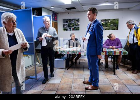 CASTRICUM – Bürgermeister Ben Tap gibt seine Stimme für die Europawahlen im Wahlhaus von Captain Rommel's Garden ab. ANP RAMON VAN FLYMEN niederlande aus - belgien aus Stockfoto