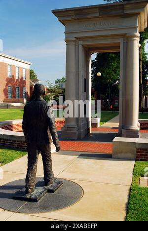 Eine Statue des Studenten James Meredith geht durch eine Öffnung, symbolisiert den ersten Afroamerikaner, der die Universität von Mississippi besuchte Stockfoto