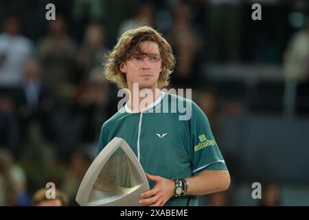 Andrey Rublev posiert mit der Trophäe Mutua Madrid Open, nachdem er am 5. Mai 2024 in Madrid im Finale der Männer gegen Felix Auger von Mutua Madrid Open im La Caja Magica gewonnen hatte. Mit: Andrey Rublev Wo: Madrid, Spanien Wann: 05 Mai 2024 Credit: Oscar Gonzalez/WENN Stockfoto