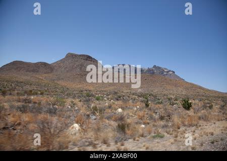 Die legendären Chisos Mountain Ranges bieten atemberaubende Ausblicke und raue Abenteuer im Big Bend National Park. Stockfoto