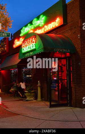 Ein italienisches Restaurant ist beleuchtet auf der Wooster Street, dem Viertel Little Italy von New Haven, Connecticut Stockfoto