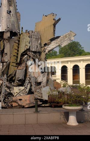 Zerstörte amerikanische Kampfflugzeuge, die als Denkmal für den Vietnamkrieg gebaut wurden, Vietnam Military History Museum, Hanoi, Vietnam, Asien. Stockfoto