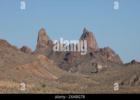 Die legendären Chisos Mountain Ranges bieten atemberaubende Ausblicke und raue Abenteuer im Big Bend National Park. Stockfoto