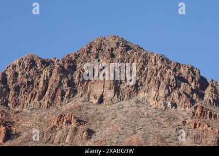 Die legendären Chisos Mountain Ranges bieten atemberaubende Ausblicke und raue Abenteuer im Big Bend National Park. Stockfoto