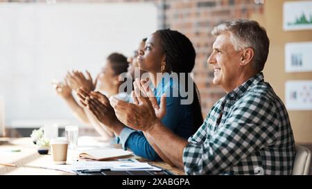Geschäftsleute, glücklich und Applaus für den Erfolg bei der Konferenz mit Unternehmenswachstum und Zielerreichung. Zielgruppe, professionelle Mitarbeiter und Stockfoto
