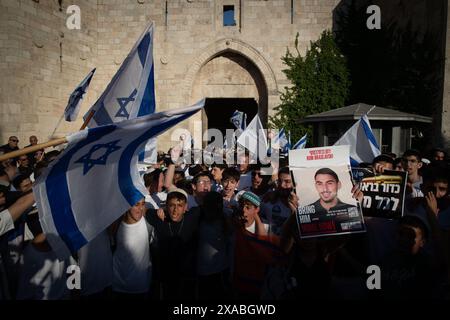 Jerusalem. Juni 2024. Die Menschen nehmen an einem flaggenmarsch zum Jerusalem-Tag am 5. Juni 2024 Teil. Die israelische Polizei hat 18 Verdächtige wegen Gewalttaten, Übergriffen, Drohungen und unordentlichem Verhalten während des von Israel am Mittwoch begangenen Jerusalem-Tages verhaftet, sagte die Polizei in einer Erklärung. Quelle: Chen Junqing/Xinhua/Alamy Live News Stockfoto