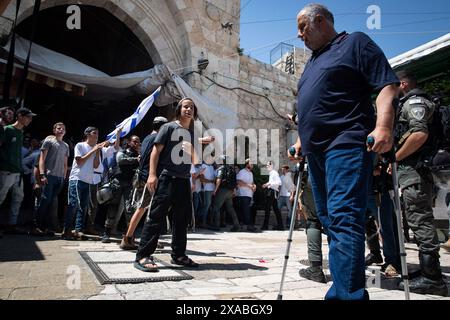 Jerusalem. Juni 2024. Ein palästinensischer Mann konfrontiert Demonstranten während eines flaggenmarsches zum Jerusalem-Tag am 5. Juni 2024 in Jerusalem. Die israelische Polizei hat 18 Verdächtige wegen Gewalttaten, Übergriffen, Drohungen und unordentlichem Verhalten während des von Israel am Mittwoch begangenen Jerusalem-Tages verhaftet, sagte die Polizei in einer Erklärung. Quelle: Chen Junqing/Xinhua/Alamy Live News Stockfoto