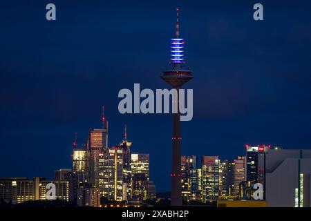 Illuminierter Europaturm - Europawahl 2024 die Spitze des Europaturms in Frankfurt am Main leuchtet als Wahlaufruf bis zur Europawahl am 09. Juni 2024 im Blau der Europäischen Union EU . Frankfurt am Main Hessen Deutschland *** beleuchteter Europawahlturm 2024 die Spitze des Europasturms in Frankfurt am Main leuchtet im Blau der Europäischen Union EU Frankfurt am Main Hessen Deutschland als Aufruf zur Abstimmung bis zu den Europawahl am 9. Juni, 2024 2024-06-05 ffm europaturm 05 Stockfoto