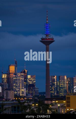 Illuminierter Europaturm - Europawahl 2024 die Spitze des Europaturms in Frankfurt am Main leuchtet als Wahlaufruf bis zur Europawahl am 09. Juni 2024 im Blau der Europäischen Union EU . Frankfurt am Main Hessen Deutschland *** beleuchteter Europawahlturm 2024 die Spitze des Europasturms in Frankfurt am Main leuchtet im Blau der Europäischen Union EU Frankfurt am Main Hessen Deutschland als Aufruf zur Abstimmung bis zu den Europawahl am 9. Juni, 2024 2024-06-05 ffm europaturm 03 Stockfoto