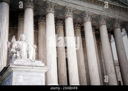 Die Skulptur The Contemplation of Justice von James Earle Fraser im Gebäude des Supreme Court in Washington, DC. Stockfoto