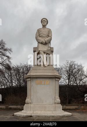 Berlin, Deutschland - 20. Dezember 2023 - Statue von Helmuth von Moltke dem Älteren in der Nähe der Berliner Siegessäule im Tiergarten, Raum für Text, selektiv fo Stockfoto