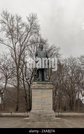 Berlin, Deutschland - 20. Dezember 2023 - diese prominente Bronzestatue von Albrecht Theodor Emil Graf (Graf) von Roon ist dem preußischen Soldaten gewidmet Stockfoto