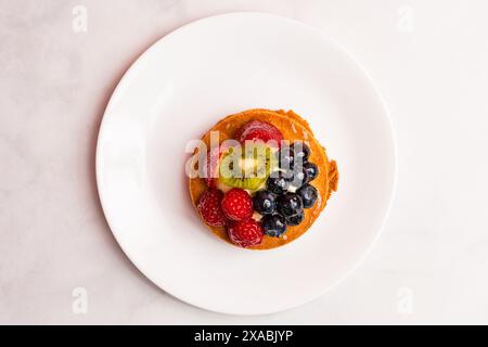 Obstkuchen auf einer Platte Stockfoto