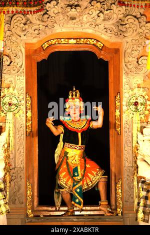 Ein Darsteller während der traditionellen balinesischen Legong- und barong-Tanzshow im Königspalast in Ubud, Bali, Indonesien. Stockfoto