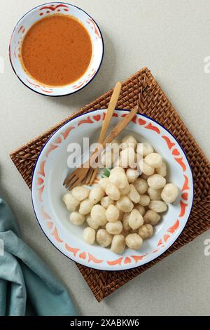 Gebratene Tapioka-Bällchen oder Cimol ACI Dikemol serviert mit Erdnusssauce, Blick von oben Stockfoto