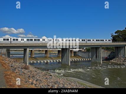 Der BART-Zug überquert den Alameda Creek, Kalifornien Stockfoto