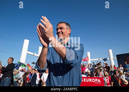 Malaga, Spanien. Juni 2024. Der spanische Premierminister Pedro Sanchez wird während eines Wahlkampfs applaudiert. Die spanische sozialistische Partei setzt den Wahlkampf für die bevorstehenden Europawahlen am 9. Juni mit Kundgebungen im ganzen Land fort. Die Europawahlen werden durch den Aufstieg rechtsextremer Parteien in einem Kontext politischer Unsicherheit gekennzeichnet sein. Quelle: SOPA Images Limited/Alamy Live News Stockfoto