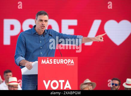 Malaga, Spanien. Juni 2024. Der spanische Premierminister Pedro Sanchez hält während eines Wahlkampfes eine Rede. Die spanische sozialistische Partei setzt den Wahlkampf für die bevorstehenden Europawahlen am 9. Juni mit Kundgebungen im ganzen Land fort. Die Europawahlen werden durch den Aufstieg rechtsextremer Parteien in einem Kontext politischer Unsicherheit gekennzeichnet sein. Quelle: SOPA Images Limited/Alamy Live News Stockfoto