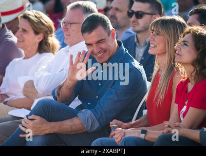 Malaga, Spanien. Juni 2024. Der spanische Premierminister Pedro Sanchez begrüßt seine Anhänger während eines Wahlkampfes. Die spanische sozialistische Partei setzt den Wahlkampf für die bevorstehenden Europawahlen am 9. Juni mit Kundgebungen im ganzen Land fort. Die Europawahlen werden durch den Aufstieg rechtsextremer Parteien in einem Kontext politischer Unsicherheit gekennzeichnet sein. (Foto von Jesus Merida/SOPA Images/SIPA USA) Credit: SIPA USA/Alamy Live News Stockfoto