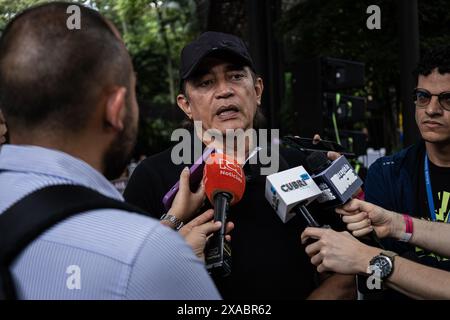 Bogota, Kolumbien. 30. Mai 2024. Gustavo Bolivar, Kolumbiens Direktor für sozialen Wohlstand, spricht während des offiziellen Besuchs des kolumbianischen Präsidenten Gustavo Petro in Medellin, Kolumbien, am 30. Mai 2024 vor den Medien. Foto: Juan J. Eraso/Long Visual Press Credit: Long Visual Press/Alamy Live News Stockfoto