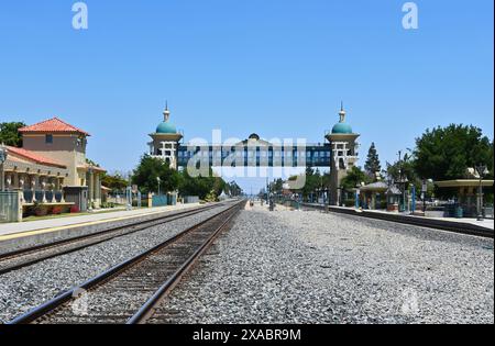 POMONA, KALIFORNIEN – 18. MAI 2024: Amtrak Station im Osten des Los Angeles County. Stockfoto