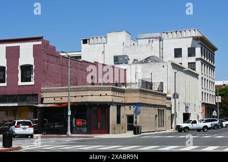 POMONA, KALIFORNIEN - 18. MAI 2024: Stadtzentrum von Pomona, Ecke Main Street und 3. Straße Stockfoto