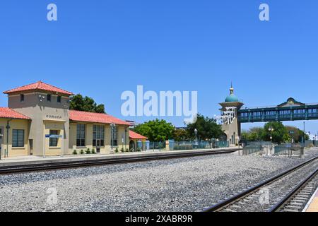 POMONA, KALIFORNIEN – 18. MAI 2024: Amtrak Station im Osten des Los Angeles County. Stockfoto